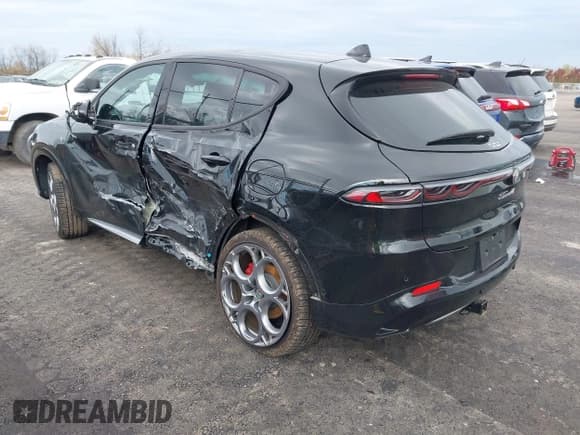 ✅ 2024 Alfa Romeo Tonale Ti • VIN: ZASPATCW2R3038911 • Lot: 43568622. Wystawiony na IAAI z przebiegiem Nie podano. Bezpłatny archiwum sprzedaży aukcyjnych z USA i szczegółowy raport historii pojazdu na DreamBid. Zdjęcie 3.