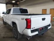 ✅ 2025 Toyota Tacoma SR • VIN: 3TMLB5JN2SM090394 • Лот: 41916312. Опубликован ранее на IAAI с пробегом 840 миль. Бесплатный доступ к архиву аукционных продаж из США и подробный отчёт об истории автомобиля на DreamBid. Изображение 3.