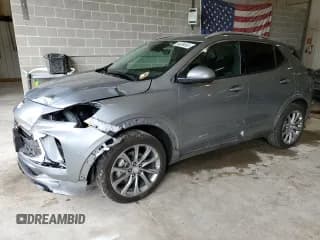 ✅ 2024 Buick Encore GX Avenir • VIN: KL4AMGSLXRB046407 • Lot: 86089865. Wystawiony na Copart z przebiegiem 11 031 mil. Bezpłatny archiwum sprzedaży aukcyjnych z USA i szczegółowy raport historii pojazdu na DreamBid. Zdjęcie 1.