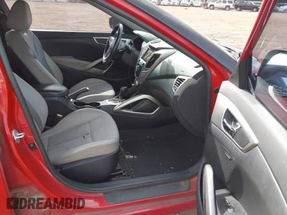 2013 Hyundai Veloster w/Black Int с VIN KMHTC6AD3DU099707, выставлен на аукционе IAAI как лот 43076379 с пробегом 128 517 миль миль и . История ставок и продаж доступна на DreamBid. Изображение 5.