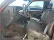 2002 Chevrolet Silverado 1500 LS z VIN 1GCEK14V52Z252823, wystawiony jako Copart lot #52438145 z przebiegiem 219 028 mil mil oraz Szkoda całkowita • Salvage title. Historia ofert i sprzedaży dostępna na DreamBid. Obrazek 7.