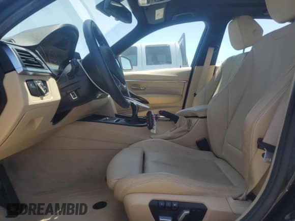 2016 BMW 3 Series z VIN WBA8E7C57GK415560, wystawiony jako Copart lot #60493425 z przebiegiem 37 702 mil mil oraz Szkoda całkowita • Salvage title. Historia ofert i sprzedaży dostępna na DreamBid. Obrazek 7.