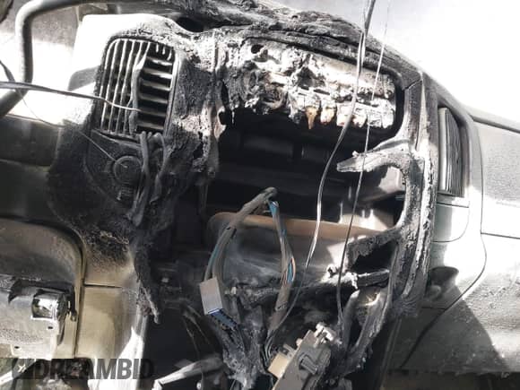 2004 Dodge 3500 ST z VIN 3D7LU38C84G204635, wystawiony jako IAAI lot #41544580 z przebiegiem Nie podano mil oraz . Historia ofert i sprzedaży dostępna na DreamBid. Obrazek 14.