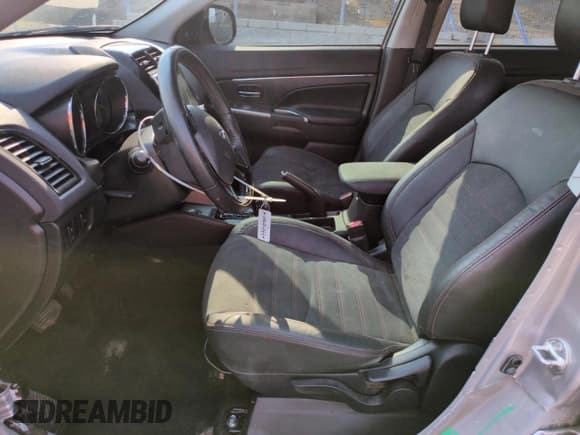 ✅ 2023 Mitsubishi Outlander ES • VIN: JA4ARUAUXPU012964 • Lot: 64581805. Wystawiony na Copart z przebiegiem 17 637 mil. Bezpłatny archiwum sprzedaży aukcyjnych z USA i szczegółowy raport historii pojazdu na DreamBid. Zdjęcie 7.