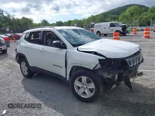 2022 Jeep Compass Latitude with VIN 3C4NJDBB4NT136439, listed as a IAAI auction lot 42500800 with 39,872 mi miles and . Bid and sale history available at DreamBid. Image 1.