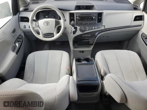 ✅ 2014 Toyota Sienna LE AAS • VIN: 5TDKK3DCXES468654 • Lot: 86662125. Wystawiony na Copart z przebiegiem 133 759 mil. Bezpłatny archiwum sprzedaży aukcyjnych z USA i szczegółowy raport historii pojazdu na DreamBid. Zdjęcie 8.