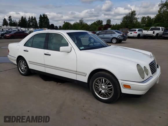 ✅ 1996 Mercedes-Benz E 320 • VIN: WDBJF55F7TJ008297 • Lot: 57454525. Listed on Copart with 140,889 mi. Free auction sales archive from the USA and detailed vehicle history report at DreamBid. Image 4.