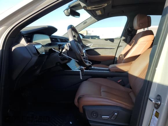 ✅ 2021 Audi e-tron Prestige • VIN: WA1VABGE3MB027942 • Lot: 40094494. Wystawiony na Copart z przebiegiem 17 593 mil. Bezpłatny archiwum sprzedaży aukcyjnych z USA i szczegółowy raport historii pojazdu na DreamBid. Zdjęcie 7.