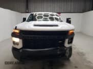✅ 2023 Chevrolet Silverado 2500HD Work Truck • VIN: 1GC1YLE7XPF169163 • Lot: 90227305. Wystawiony na Copart z przebiegiem 56 939 mil. Bezpłatny archiwum sprzedaży aukcyjnych z USA i szczegółowy raport historii pojazdu na DreamBid. Zdjęcie 5.