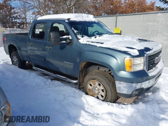 ✅ 2011 GMC Sierra 2500HD SLE • VIN: 1GT120CGXBF225212 • Лот: 41133904. Опубликован ранее на IAAI с пробегом 165 963 миль. Бесплатный доступ к архиву аукционных продаж из США и подробный отчёт об истории автомобиля на DreamBid. Изображение 1.