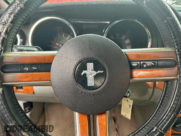 ✅ 2007 Ford Mustang Deluxe • VIN: 1ZVFT84N575262497 • Лот: 96198935. Опубликован ранее на Copart с пробегом 157 957 миль. Бесплатный доступ к архиву аукционных продаж из США и подробный отчёт об истории автомобиля на DreamBid. Изображение 13.