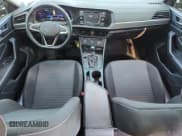 ✅ 2024 Volkswagen Jetta S • VIN: 3VW5M7BU0RM000512 • Lot: 82249785. Wystawiony na Copart z przebiegiem 26 599 mil. Bezpłatny archiwum sprzedaży aukcyjnych z USA i szczegółowy raport historii pojazdu na DreamBid. Zdjęcie 8.