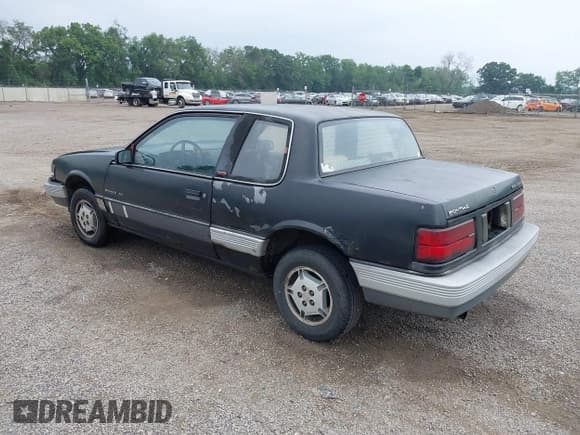✅ 1986 Pontiac Grand Am • VIN: 1G2NE27UXGC719507 • Lot: 42740604. Wystawiony na IAAI z przebiegiem 139 007 mil. Bezpłatny archiwum sprzedaży aukcyjnych z USA i szczegółowy raport historii pojazdu na DreamBid. Zdjęcie 3.