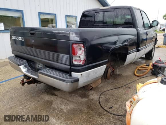 1999 Dodge 1500 z VIN 3B7HC13Z7XG157931, wystawiony jako Copart lot #53868824 z przebiegiem 79 282 mil mil oraz Szkoda całkowita • Salvage title. Historia ofert i sprzedaży dostępna na DreamBid. Obrazek 3.