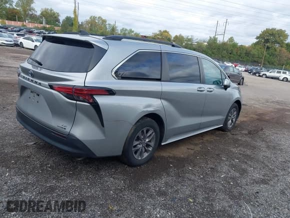 ✅ 2021 Toyota Sienna LE • VIN: 5TDKRKEC2MS033629 • Lot: 43487823. Listed on IAAI with 76,223 mi. Free auction sales archive from the USA and detailed vehicle history report at DreamBid. Image 4.