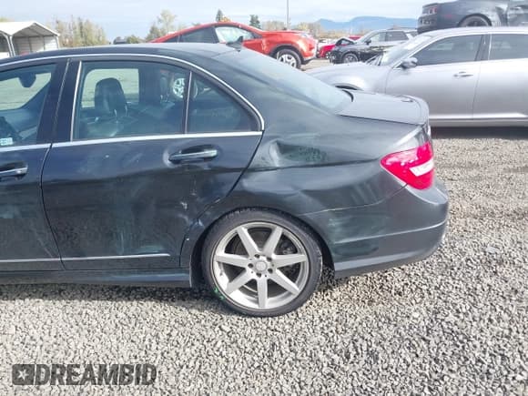 ✅ 2012 Mercedes-Benz C 300 Sport • VIN: WDDGF8BB5CA617148 • Lot: 43566452. Wystawiony na IAAI z przebiegiem 182 716 mil. Bezpłatny archiwum sprzedaży aukcyjnych z USA i szczegółowy raport historii pojazdu na DreamBid. Zdjęcie 6.