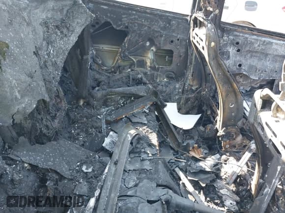 ✅ 2015 Ford Escape Titanium • VIN: 1FMCU9J90FUA48002 • Lot: 41890275. Wystawiony na IAAI z przebiegiem Nie podano. Bezpłatny archiwum sprzedaży aukcyjnych z USA i szczegółowy raport historii pojazdu na DreamBid. Zdjęcie 8.