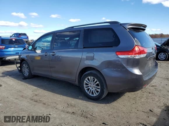 ✅ 2014 Toyota Sienna XLE • VIN: 5TDYK3DC6ES433748 • Lot: 92204835. Listed on Copart with 135,688 mi. Free auction sales archive from the USA and detailed vehicle history report at DreamBid. Image 2.