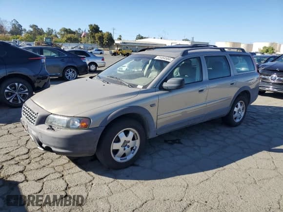✅ 2003 Volvo V70 XC70 • VIN: YV1SZ59H531108367 • Lot: 73484504. Listed on Copart with 186,147 mi. Free auction sales archive from the USA and detailed vehicle history report at DreamBid. Image 1.
