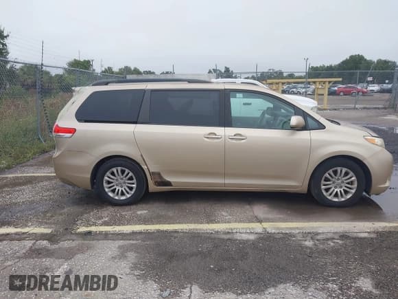 ✅ 2011 Toyota Sienna XLE • VIN: 5TDYK3DC2BS110339 • Lot: 43393623. Listed on IAAI with 218,183 mi. Free auction sales archive from the USA and detailed vehicle history report at DreamBid. Image 13.