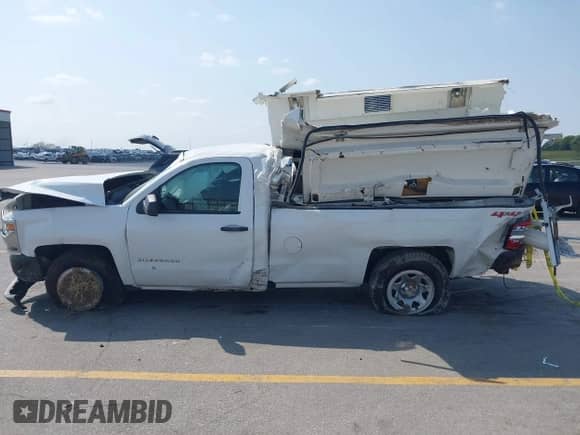 2018 Chevrolet Silverado 1500 Work Truck z VIN 1GCNKNEH4JZ368478, wystawiony jako IAAI lot #43202299 z przebiegiem Nie podano mil oraz . Historia ofert i sprzedaży dostępna na DreamBid. Obrazek 14.