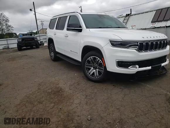 ✅ 2025 Jeep Wagoneer • VIN: 1C4SJVAPXSS520311 • Lot: 69863355. Wystawiony na Copart z przebiegiem 1 394 mil. Bezpłatny archiwum sprzedaży aukcyjnych z USA i szczegółowy raport historii pojazdu na DreamBid. Zdjęcie 14.