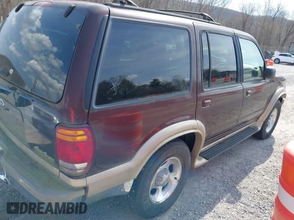 ✅ 2000 Ford Explorer Eddie Bauer • VIN: 1FMZU74E3YZA86045 • Lot: 41888885. Wystawiony na IAAI z przebiegiem 137 725 mil. Bezpłatny archiwum sprzedaży aukcyjnych z USA i szczegółowy raport historii pojazdu na DreamBid. Zdjęcie 4.
