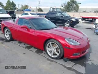 2008 Chevrolet Corvette z VIN 1G1YY26W785113535, wystawiony jako IAAI lot #43320843 z przebiegiem 61 741 mil mil oraz . Historia ofert i sprzedaży dostępna na DreamBid. Obrazek 1.