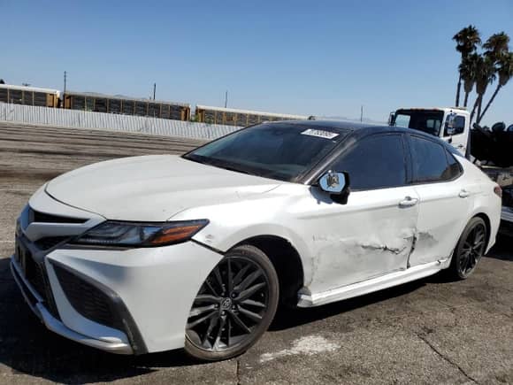 2021 Toyota Camry Hybrid XSE с VIN 4T1K31AK4MU023460, выставлен на аукционе Copart как лот 70783095 с пробегом 93 200 миль миль и Списание • Salvage title. История ставок и продаж доступна на DreamBid. Изображение 1.