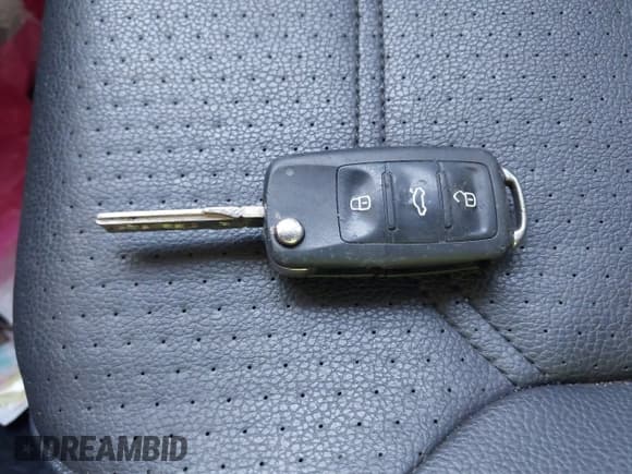 ✅ 2014 Volkswagen Passat S • VIN: 1VWAT7A32EC056635 • Lot: 42871904. Listed on IAAI with 87,686 mi. Free auction sales archive from the USA and detailed vehicle history report at DreamBid. Image 11.