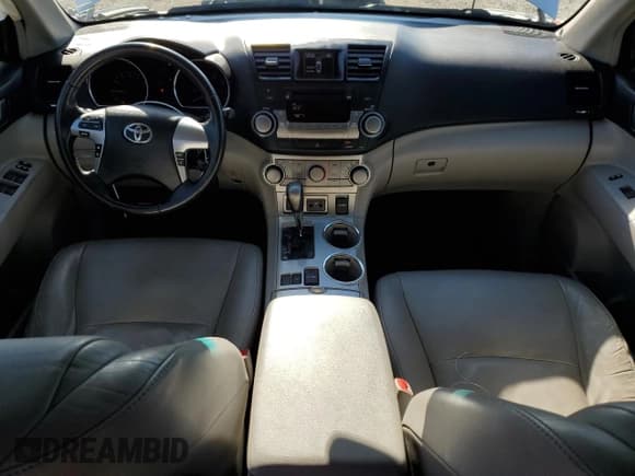 ✅ 2011 Toyota Highlander • VIN: 5TDZK3EH3BS031325 • Лот: 92128745. Опубликован ранее на Copart с пробегом 172 503 миль. Бесплатный доступ к архиву аукционных продаж из США и подробный отчёт об истории автомобиля на DreamBid. Изображение 8.