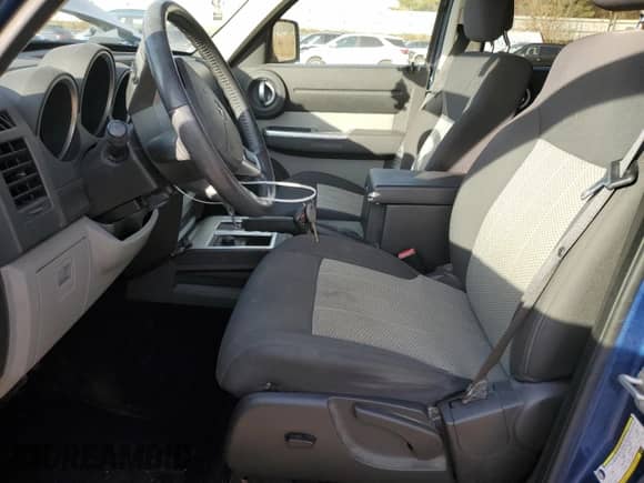 2010 Dodge Nitro SXT z VIN 1D4PU5GK4AW127309, wystawiony jako Copart lot #77405514 z przebiegiem 247 526 mil mil oraz Czysty tytuł • Clean title. Historia ofert i sprzedaży dostępna na DreamBid. Obrazek 7.