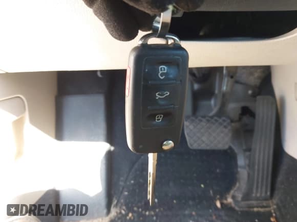 ✅ 2016 Volkswagen Passat SE • VIN: 1VWBT7A36GC040669 • Lot: 43424685. Wystawiony na IAAI z przebiegiem 131 773 mil. Bezpłatny archiwum sprzedaży aukcyjnych z USA i szczegółowy raport historii pojazdu na DreamBid. Zdjęcie 11.