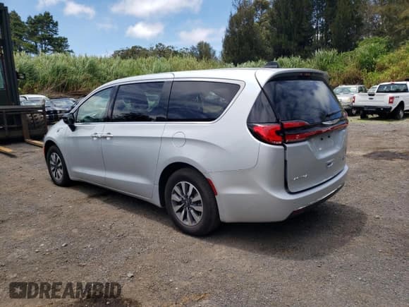 ✅ 2024 Chrysler Pacifica Hybrid Select • VIN: 2C4RC1S71RR166741 • Lot: 70136935. Listed on Copart with 17,555 mi. Free auction sales archive from the USA and detailed vehicle history report at DreamBid. Image 2.