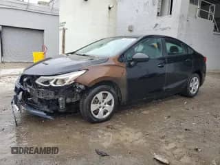 2016 Chevrolet Cruze LS z VIN 1G1BC5SM9G7287541, wystawiony jako Copart lot #69615225 z przebiegiem 236 542 mil mil oraz Czysty tytuł • Clean title. Historia ofert i sprzedaży dostępna na DreamBid. Obrazek 1.