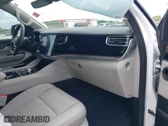 ✅ 2024 Jeep Grand Wagoneer • VIN: 1C4SJVEP1RS112090 • Lot: 42735254. Wystawiony na IAAI z przebiegiem 14 576 mil. Bezpłatny archiwum sprzedaży aukcyjnych z USA i szczegółowy raport historii pojazdu na DreamBid. Zdjęcie 5.