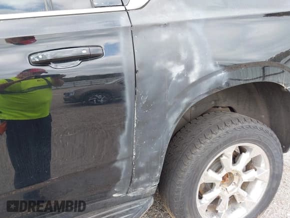 ✅ 2022 Chevrolet Suburban LT • VIN: 1GNSCCKD7NR265722 • Lot: 43502209. Wystawiony na IAAI z przebiegiem 56 391 mil. Bezpłatny archiwum sprzedaży aukcyjnych z USA i szczegółowy raport historii pojazdu na DreamBid. Zdjęcie 18.