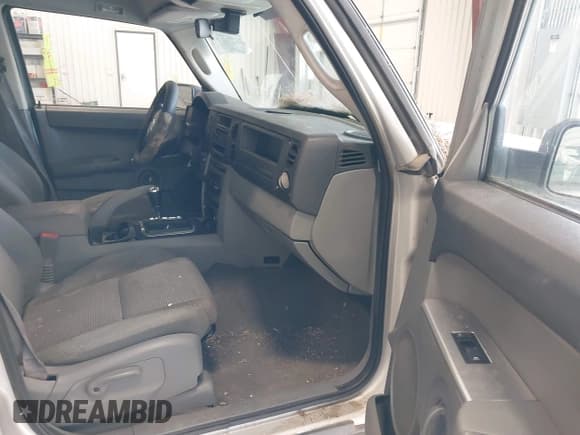 ✅ 2006 Jeep Commander • VIN: 1J8HG48K06C225823 • Lot: 41781215. Wystawiony na IAAI z przebiegiem 172 751 mil. Bezpłatny archiwum sprzedaży aukcyjnych z USA i szczegółowy raport historii pojazdu na DreamBid. Zdjęcie 5.