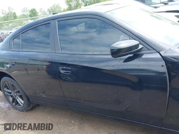 ✅ 2019 Dodge Charger SXT • VIN: 2C3CDXJG7KH710585 • Lot: 42403270. Wystawiony na IAAI z przebiegiem 115 869 mil. Bezpłatny archiwum sprzedaży aukcyjnych z USA i szczegółowy raport historii pojazdu na DreamBid. Zdjęcie 13.