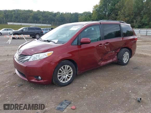 ✅ 2017 Toyota Sienna XLE • VIN: 5TDYZ3DC3HS847876 • Lot: 43288058. Listed on IAAI with 95,784 mi. Free auction sales archive from the USA and detailed vehicle history report at DreamBid. Image 2.