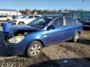 2007 Hyundai Accent GLS z VIN KMHCN46C97U087015, wystawiony jako Copart lot #90054475 z przebiegiem 108 428 mil mil oraz Szkoda całkowita • Salvage title. Historia ofert i sprzedaży dostępna na DreamBid. Obrazek 1.