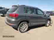 2013 Volkswagen Tiguan SE z VIN WVGAV7AX7DW018388, wystawiony jako Copart lot #56188045 z przebiegiem 98 066 mil mil oraz Szkoda całkowita • Salvage title. Historia ofert i sprzedaży dostępna na DreamBid. Obrazek 3.