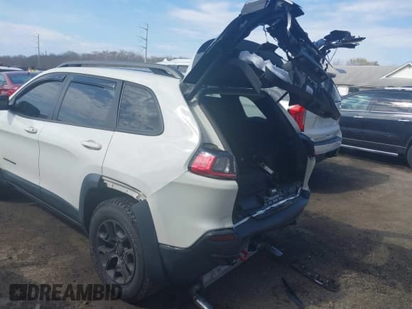 ✅ 2019 Jeep Cherokee Trailhawk Elite • VIN: 1C4PJMBX4KD207368 • Lot: 41898251. Wystawiony na IAAI z przebiegiem 49 847 mil. Bezpłatny archiwum sprzedaży aukcyjnych z USA i szczegółowy raport historii pojazdu na DreamBid. Zdjęcie 6.