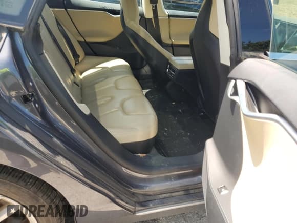 ✅ 2015 Tesla Model S 85D • VIN: 5YJSA1H20FFP71540 • Lot: 63248735. Wystawiony na Copart z przebiegiem Nie podano. Bezpłatny archiwum sprzedaży aukcyjnych z USA i szczegółowy raport historii pojazdu na DreamBid. Zdjęcie 10.