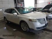 ✅ 2010 Lincoln MKT • VIN: 2LMHJ5FRXABJ07589 • Lot: 42510423. Wystawiony na IAAI z przebiegiem 113 761 mil. Bezpłatny archiwum sprzedaży aukcyjnych z USA i szczegółowy raport historii pojazdu na DreamBid. Zdjęcie 1.