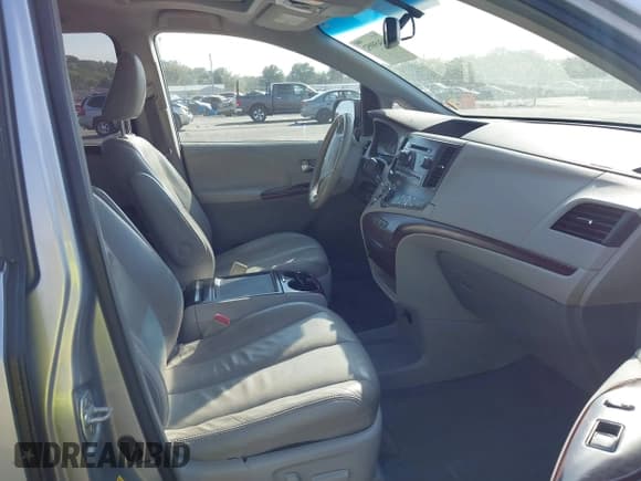 ✅ 2013 Toyota Sienna XLE • VIN: 5TDYK3DC3DS387598 • Lot: 43458952. Wystawiony na IAAI z przebiegiem 324 889 mil. Bezpłatny archiwum sprzedaży aukcyjnych z USA i szczegółowy raport historii pojazdu na DreamBid. Zdjęcie 5.