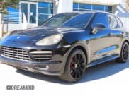 ✅ 2013 Porsche Cayenne GTS • VIN: WP1AD2A2XDLA75120 • Lot: 82167995. Wystawiony na Copart z przebiegiem 100 519 mil. Bezpłatny archiwum sprzedaży aukcyjnych z USA i szczegółowy raport historii pojazdu na DreamBid. Zdjęcie 2.