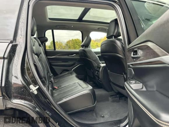 ✅ 2024 Jeep Grand Cherokee • VIN: 1C4RJYB62R8942747 • Лот: 90841325. Опубликован ранее на Copart с пробегом 15 555 миль. Бесплатный доступ к архиву аукционных продаж из США и подробный отчёт об истории автомобиля на DreamBid. Изображение 9.