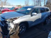 ✅ 2024 Toyota Highlander Hybrid XLE • VIN: 5TDKBRCH6RS612934 • Lot: 41409765. Wystawiony na IAAI z przebiegiem 18 076 mil. Bezpłatny archiwum sprzedaży aukcyjnych z USA i szczegółowy raport historii pojazdu na DreamBid. Zdjęcie 6.