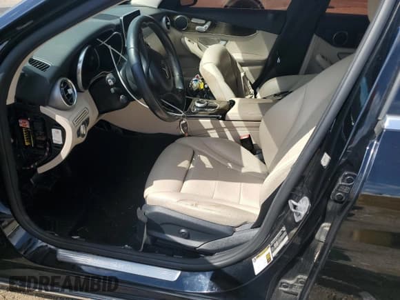 ✅ 2017 Mercedes-Benz C 300 • VIN: 55SWF4JB6HU229990 • Lot: 85518415. Wystawiony na Copart z przebiegiem Nie podano. Bezpłatny archiwum sprzedaży aukcyjnych z USA i szczegółowy raport historii pojazdu na DreamBid. Zdjęcie 7.